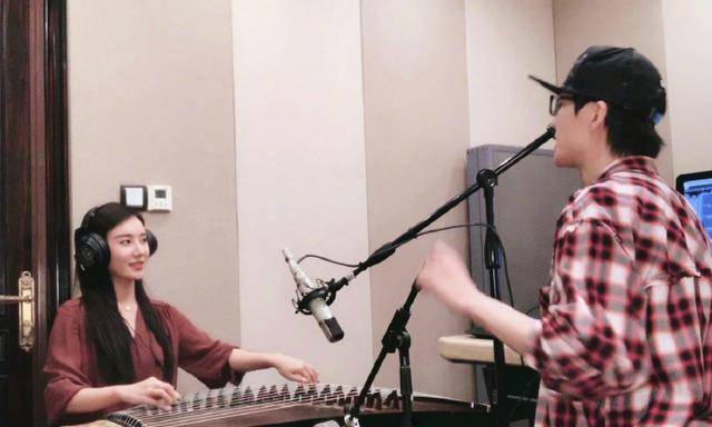 原创程皓如为周杰伦伴奏教许嵩弹琴明明可以靠颜值却偏要靠才华