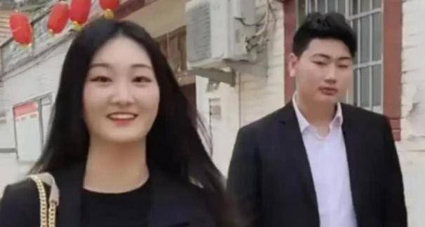 私底下大衣哥的儿媳妇,也是非常漂亮,有气质的.