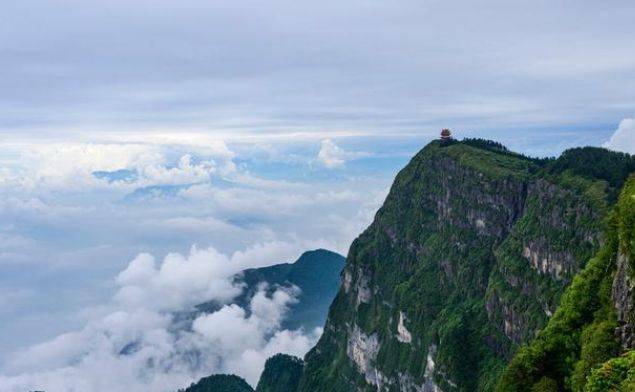 探寻峨眉山:云海之上的仙境之旅