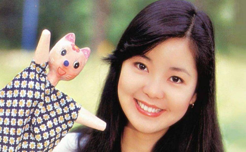 既是歌手也是段子手的她,24年后再唱神曲_邓丽君_观众_朱坚