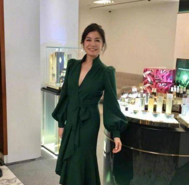 曾拒绝刘德华和成龙的追求,为亡夫守寡至今,60岁仍旧美艳动人_钟楚红