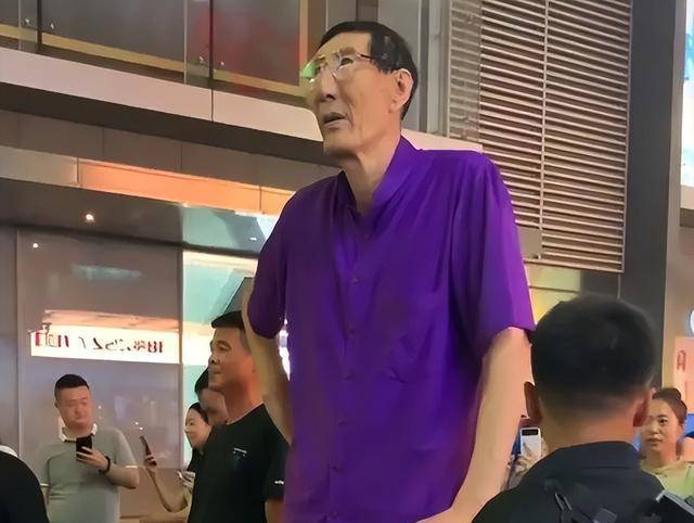 中国第一巨人鲍喜顺不顾医生忠告冒险生子他的孩子现身高多少