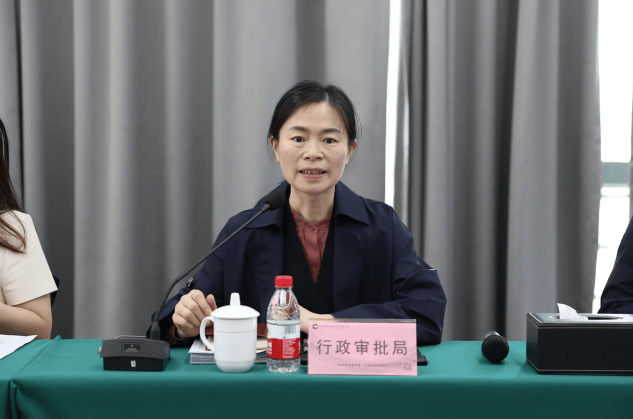 3月29日,经开区行政审批服务局局长周芳一行7人莅临中国(湖南)自由