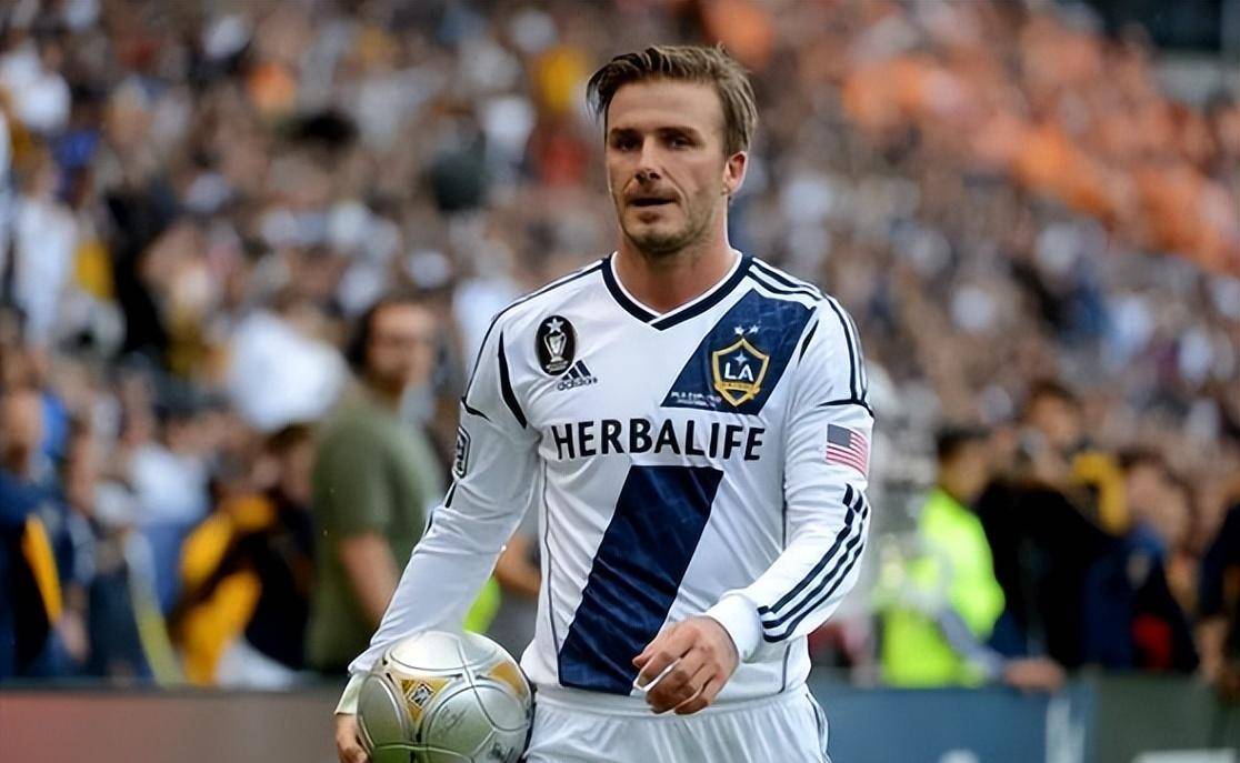 原创贝克汉姆一家出海游玩与大儿媳贴太近引争议穿衣风格大胆张扬