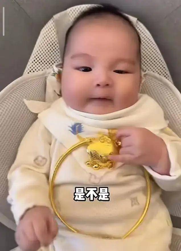 赵本山外孙出生3个月，收到金碗金勺金筷子，网友羡慕：真会投胎 