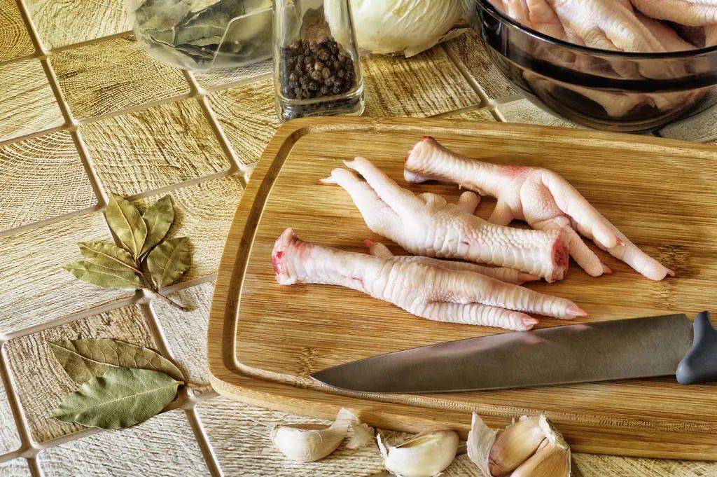 原料:淮山,扁豆,芡实,苡仁各15克,鲜鸡脚100克,姜丝少许.