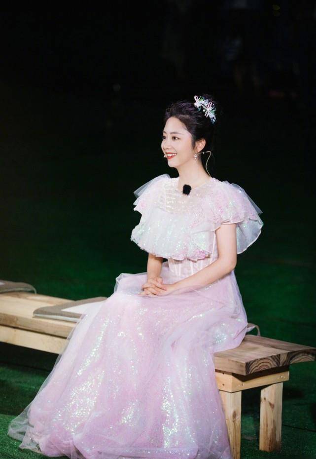 谭松韵不愧是迪士尼在逃公主,穿玻璃糖纸公主裙,笑容元气俏皮惹人爱_