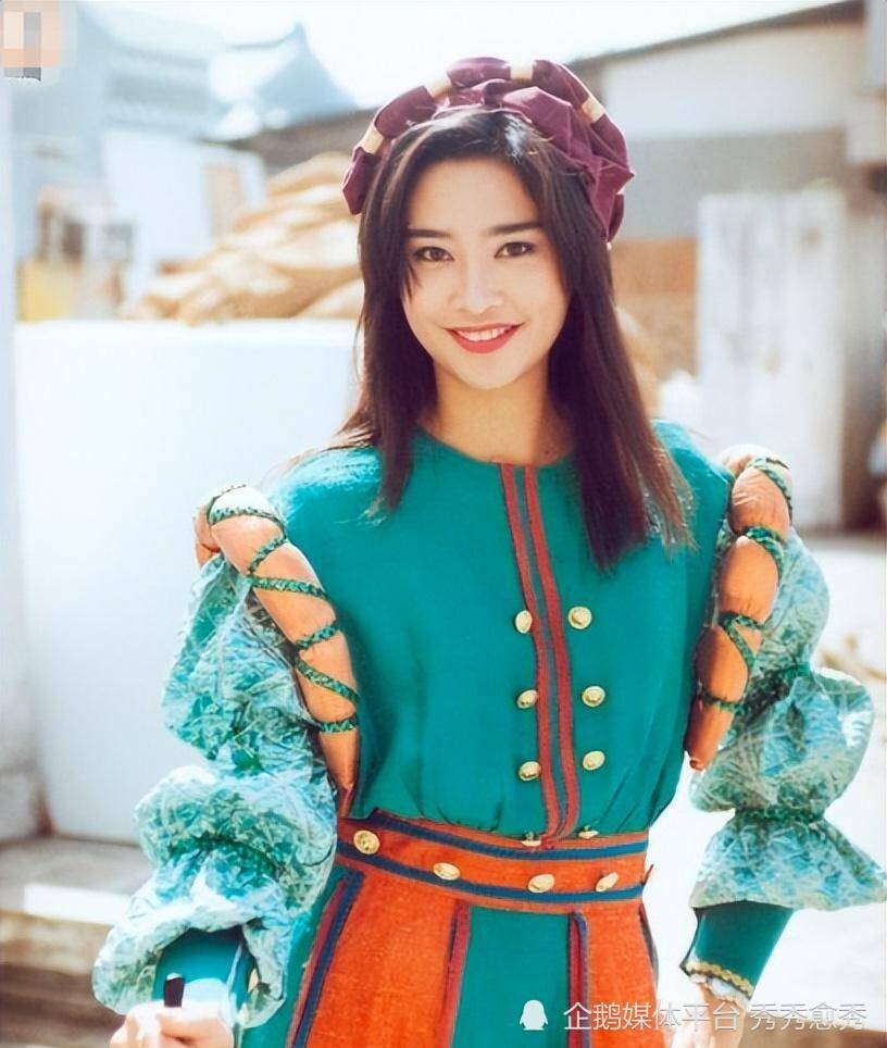 李克勤太太被誉为香港第一美人,身材高挑五官大气,素颜也很棒!