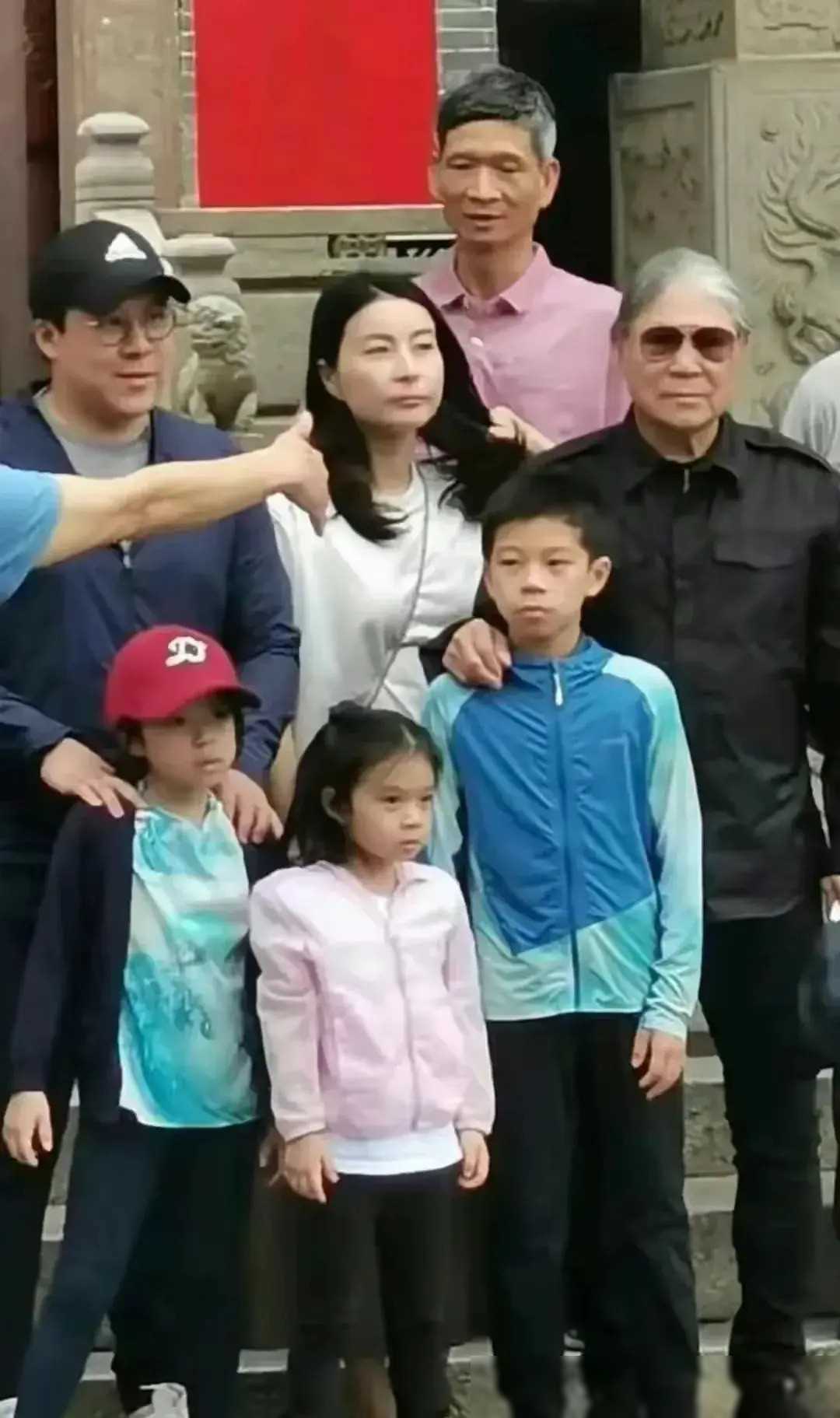 原创霍震霆扫墓遭争议偏心孙子霍中曦忽略女儿霍中妍霍中仪