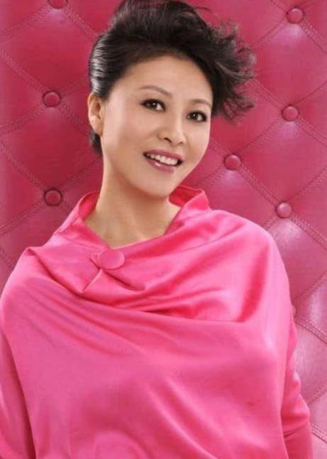 她24岁成影后,生出女儿被无情分手,如今29岁女儿比母亲还要红_岳红
