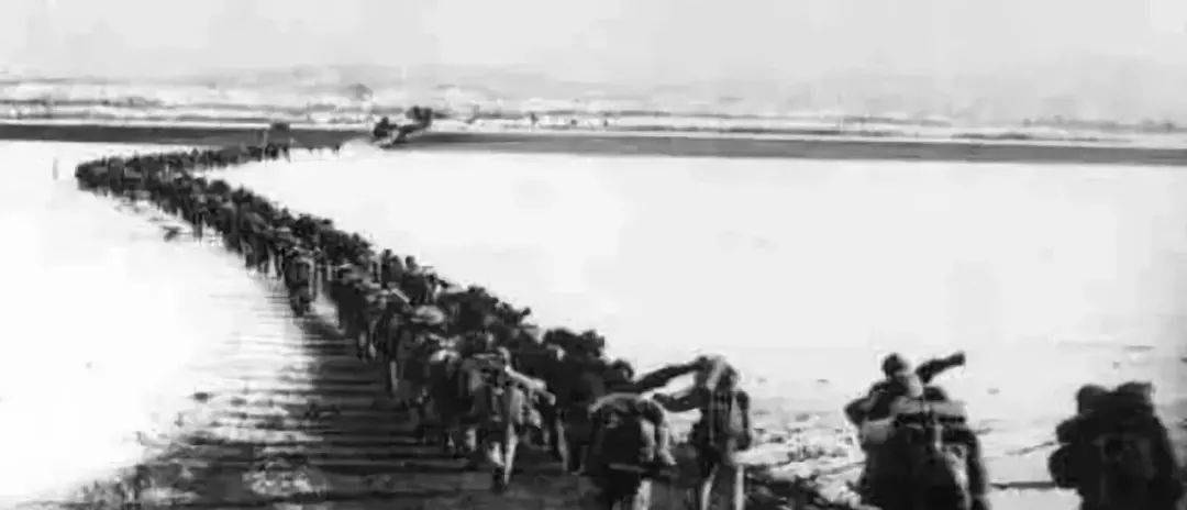 这张著名的照片是19兵团64军191师在丹东宽甸上河口村过江情景,军部