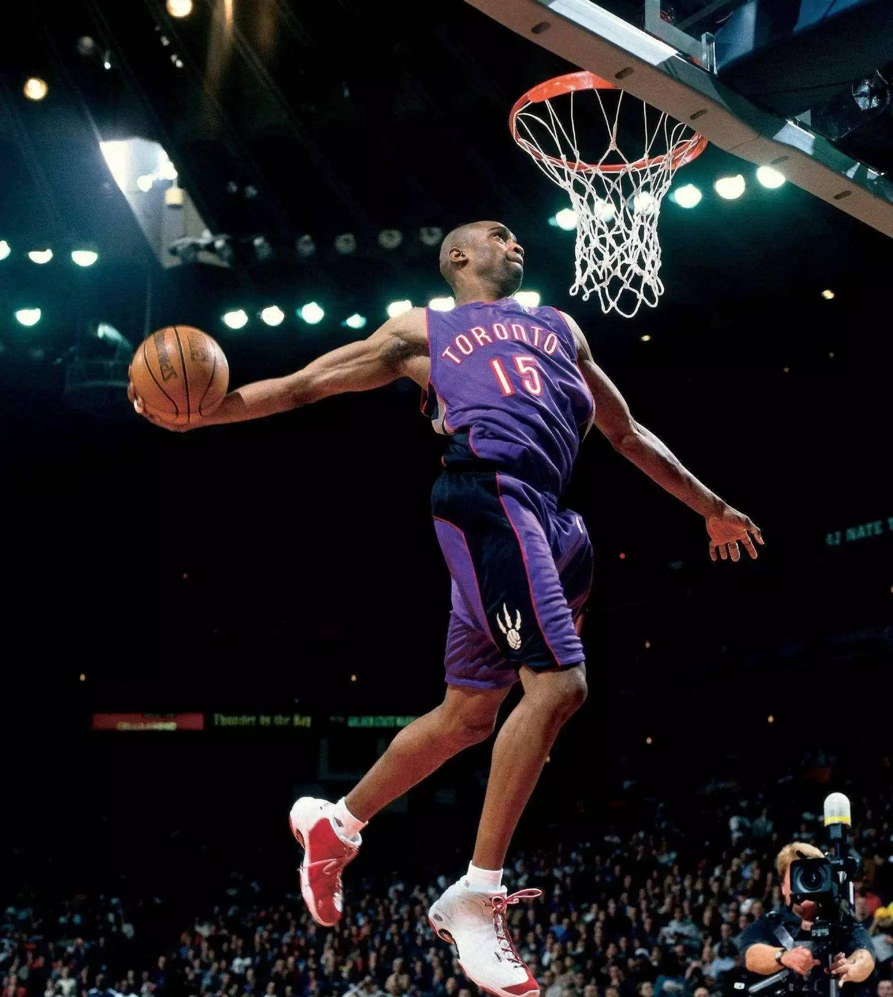 文斯·卡特:永不褪色的飞行传奇今天,篮球界又迎来了另一件盛事——奈