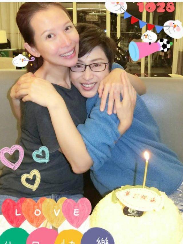 57岁陈法蓉港姐范依旧,穿橘色外套同好友聚会,单身生活很潇洒