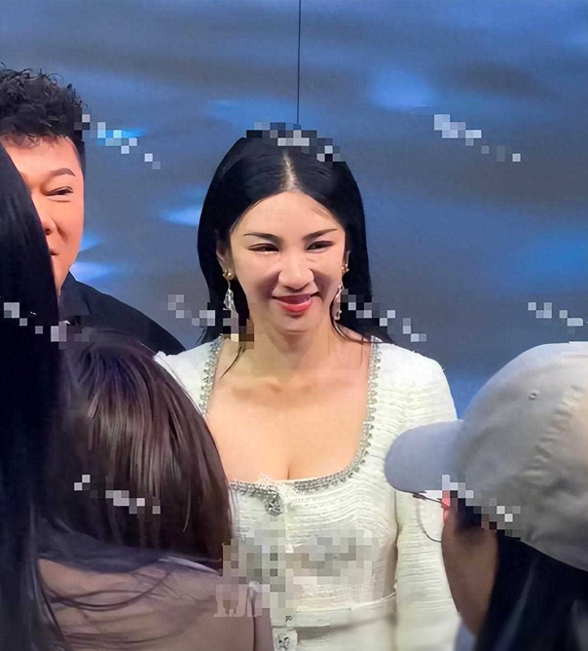 原创黄奕近照引争议脸部怪异疑似蜡像