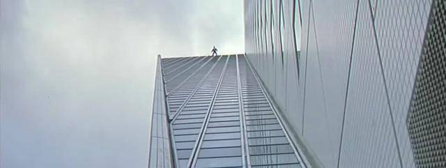 成龙老了武打巨星变洗头大哥成龙跳不动了只能走楼梯