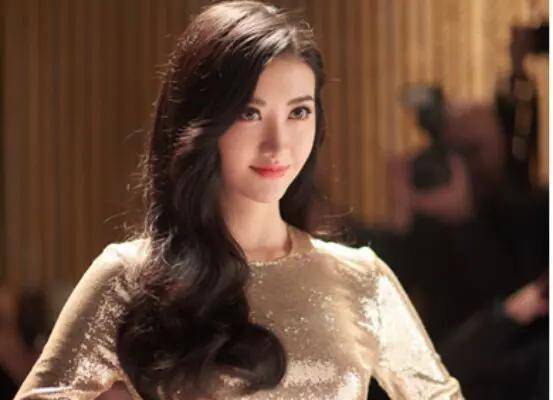 原创景甜分手后大转型穿无痕裙出行惹热议普通人谁敢尝试