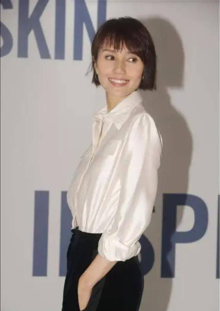 无论年龄多大都嫩个散发自己独特的魅力,跟着袁泉学穿搭