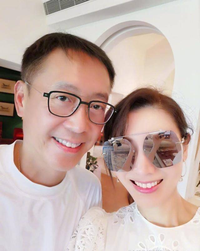 9月6日,大美女李嘉欣在微博上晒出了一张近照.
