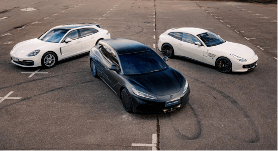 图片中的新车采用全车黑化处理,前脸是最新的家族设计,前脸棱角分明