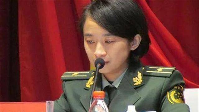 丈夫牺牲后,31岁女教师被特招入伍,受到军队特殊对待_庞洪雨_生活