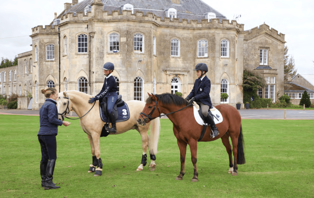 学校成立于1895年,占地80英亩,招收2到19岁的男女生.