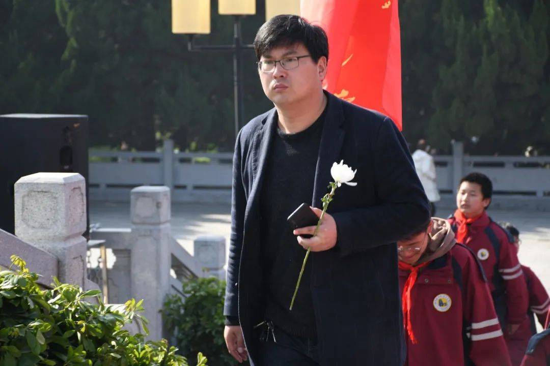 文通中学开展清明祭扫活动