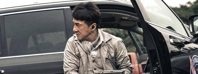 成龙老了武打巨星变洗头大哥成龙跳不动了只能走楼梯