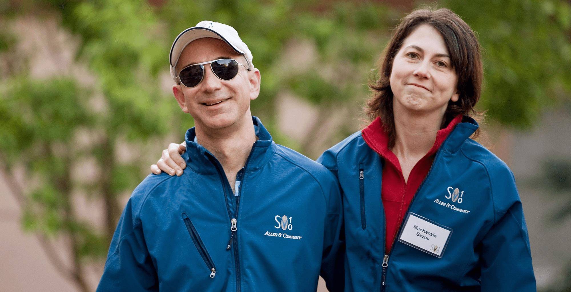 与贝佐斯结婚25年的麦肯齐与贝佐斯共同创立了亚马逊.