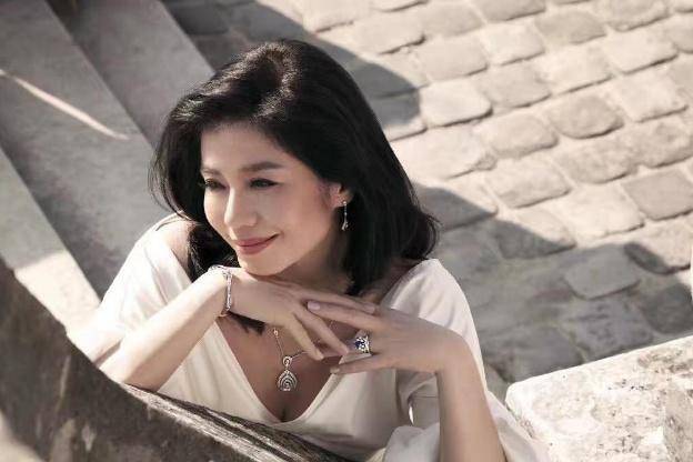 成龙为林凤娇庆生林凤娇堪称最大度正室一直包容成龙的多情