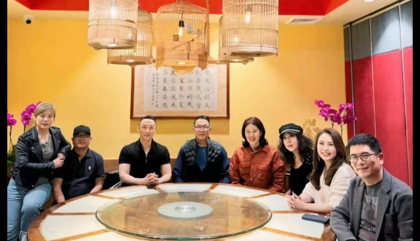 刀郎和她的丈夫王玉成与著名女子排球运动员曾春蕾共进晚餐!