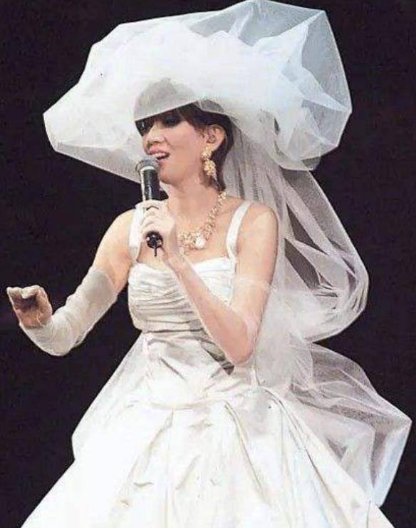 原创梅艳芳当摇钱树大闹妹妹葬礼70岁公然不忠诚梅启明凭啥这么狂