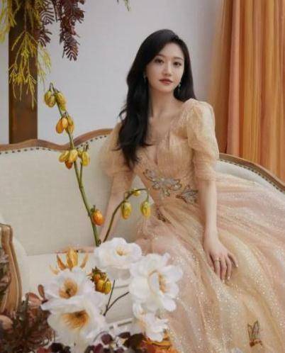 成龙甘愿当绿叶张艺谋亲自力捧景甜背景多强