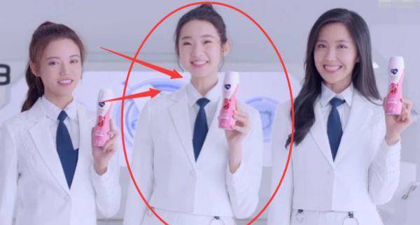 张艺凡和王艺瑾同框拍照穿上创3的制服后才知天鹅颈有多优越