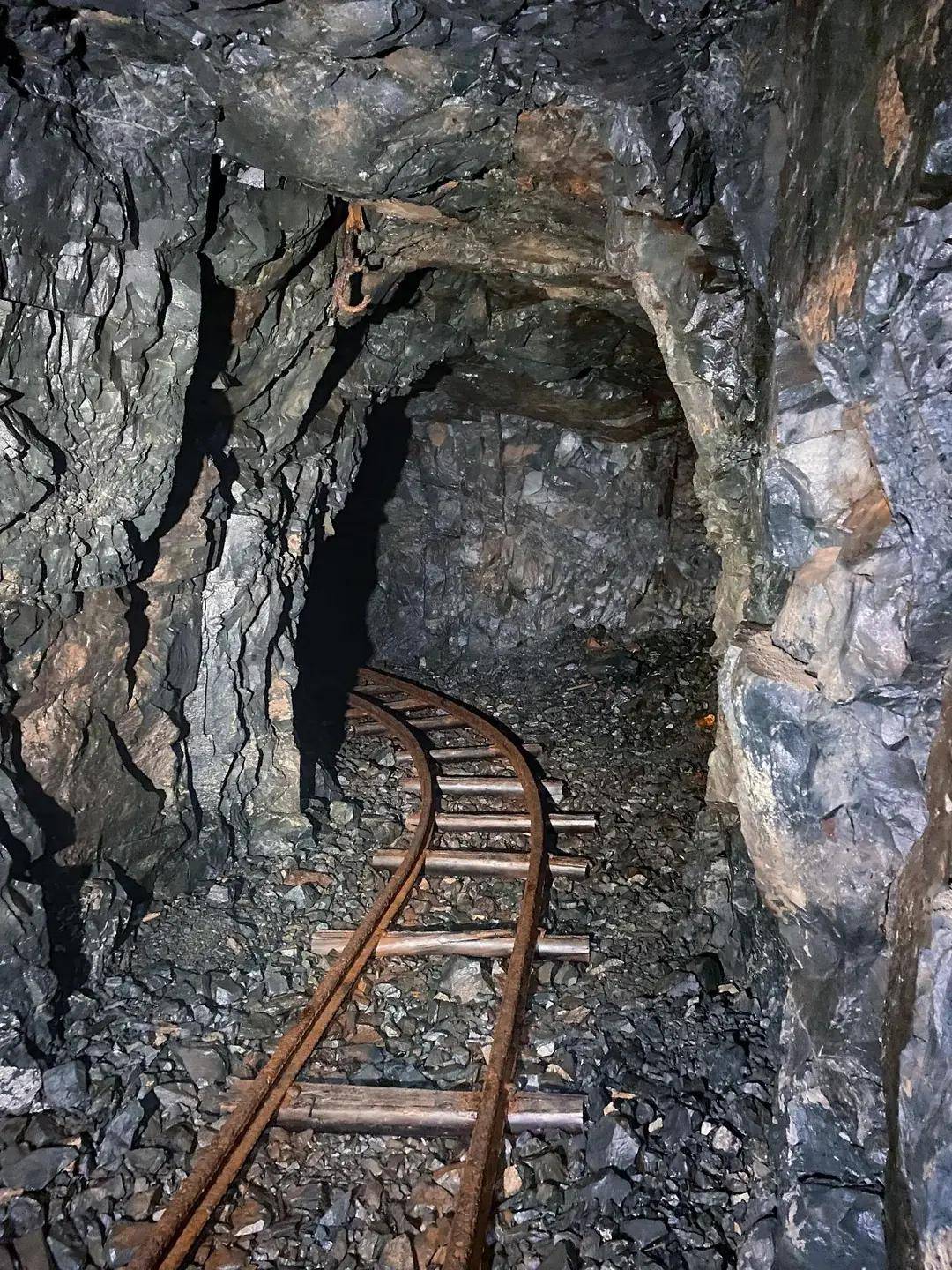 被遗忘的地下世界:30张令人震撼的影像,记录了探索者们的发现