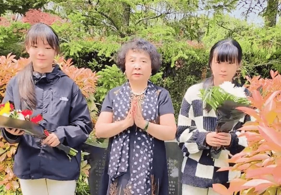 当年决定太对了!74岁盛海琳携14岁女儿悼念亡夫,大女儿28岁去世