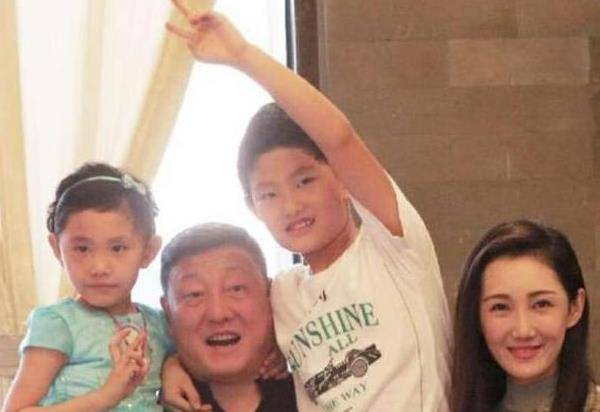从而对于自己的歌手生涯,韩磊也选择了回归家庭,从而淡出乐坛,从而也