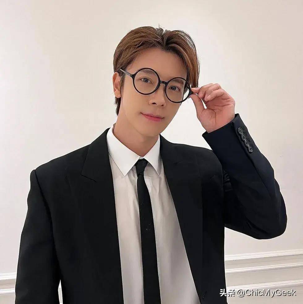 李东海利落干净的五官线条,高挺颧骨与方正的下颚,描绘出一张超犯规