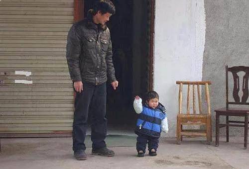 原创中国第一袖珍人身高仅72厘米看完他的经历众人泪目