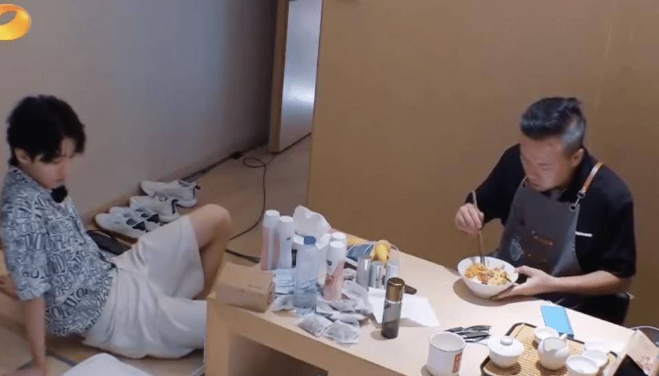 原创不懂餐桌礼仪别人吃饭时王俊凯却端碗回卧室原因让人想泪目