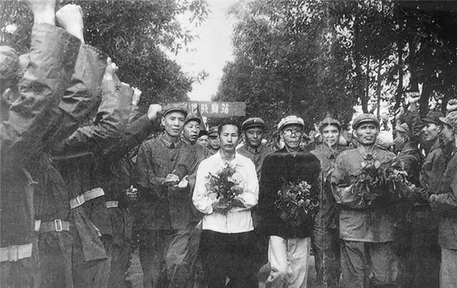 1986年葛振林重回狼牙山45年前的救命恩人问你还记得我吗