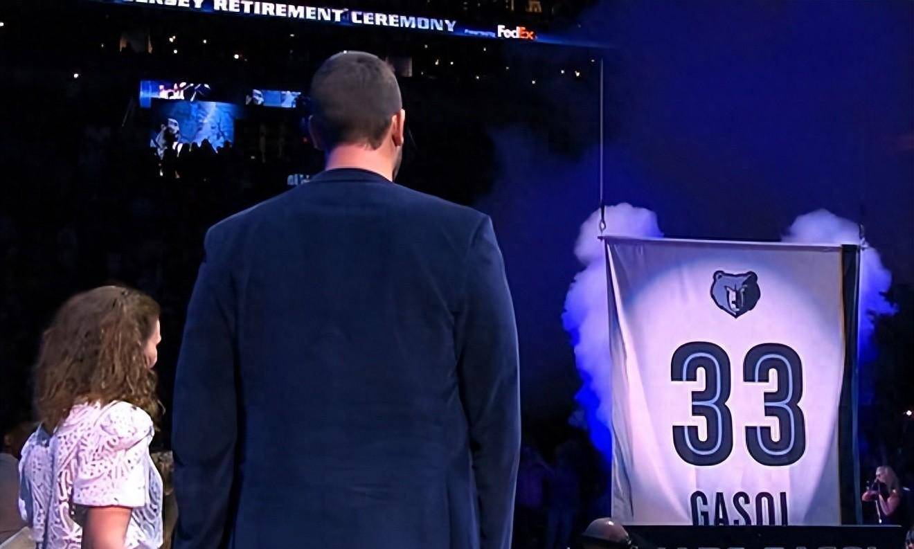 小加33号球衣退役:灰熊队史第2人 深情致谢 大加等名宿见证_兰多夫