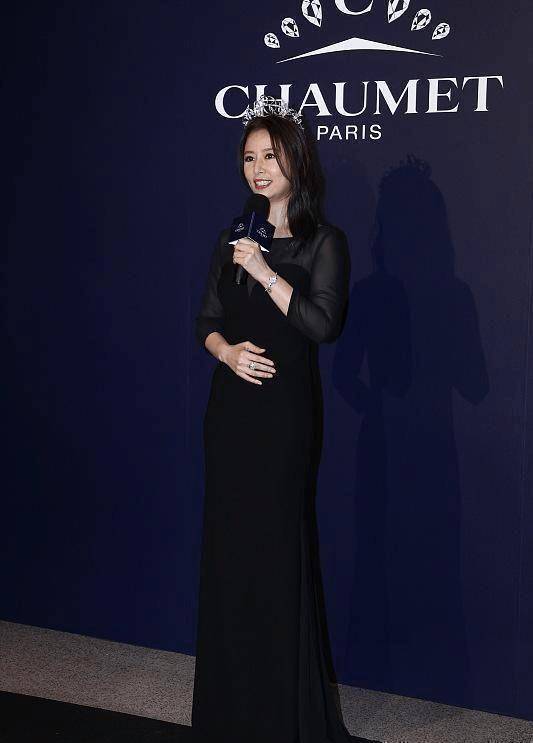 林心如穿紧身裙现身活动,身材圆润全程拿手遮腹,脸还出汗出油!