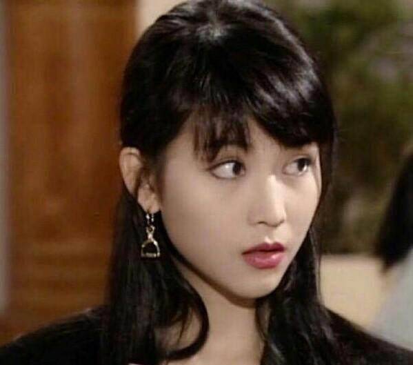 综艺里的港普更是圈粉一大批人,所以大家看到蔡少芬年轻时的巅峰颜值