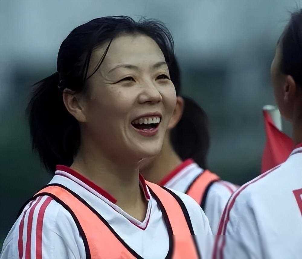 原创前女足国脚张欧影美国辞世老公深情为其穿上7号球衣送别