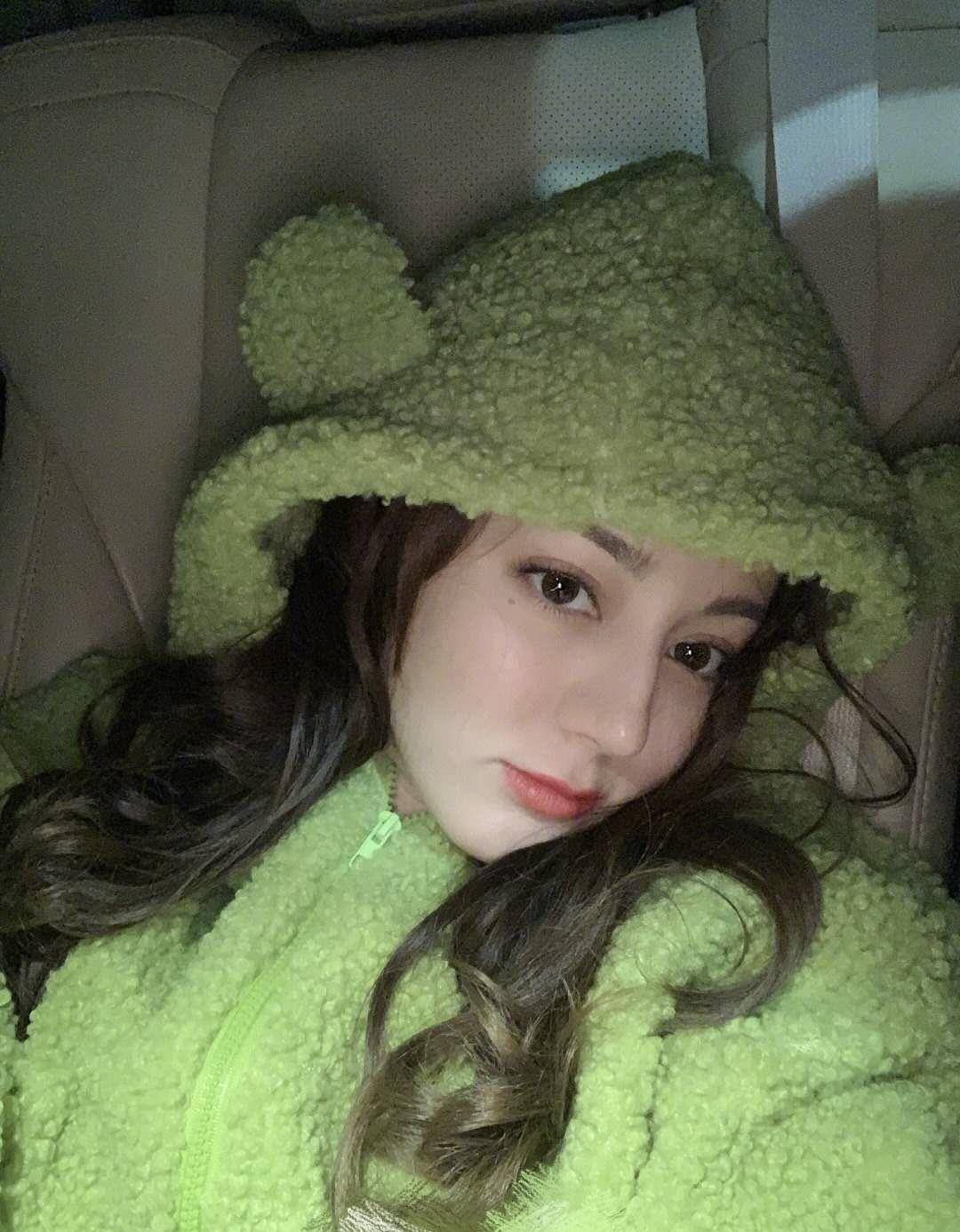 迪丽热巴反差还是很大的,舞台上的她很高冷,尤其是她的长相本身就很有