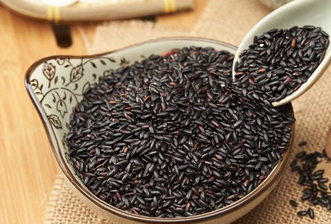 原创还在因为平胸而自卑吗喝水时加点它让你做个自信的女人