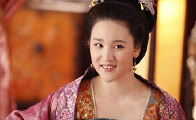 原创隋唐演义中千金小姐裴翠云为啥要嫁给程咬金这事要问裴元庆