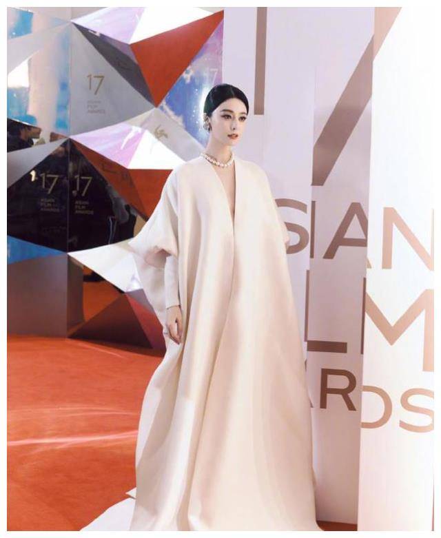 53岁李英爱同框42岁范冰冰!