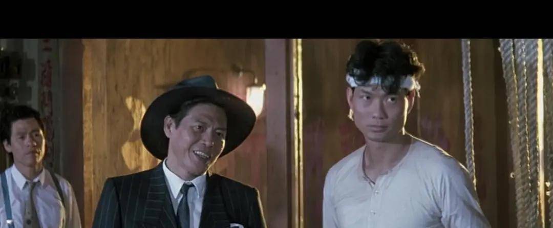 这部电影就像一个童话故事,讲述了一个主角郭振华帮助玫瑰夫人假扮