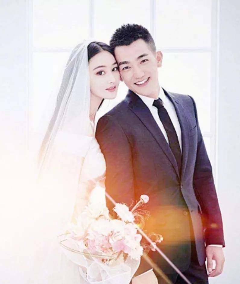 原创张馨予为何甘愿放弃5000万年薪,也要嫁给何捷,背后原因让人感动